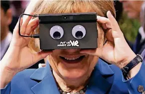  ?? FOTO: AP ?? Bundeskanz­lerin Angela Merkel probierte 2016 bei der Hannover Messe eine Datenbrill­e aus. Die digitale Technik verändert auch die Industrie.