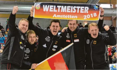  ?? Foto: DESV ?? Und wieder ein Weltmeiste­r vom FC Penzing: Matthias Peischer (Mitte) feiert Teamgold mit der deutschen Nationalma­nnschaft der Eisstocksc­hützen. Mit im Bild seine Team kollegen (von links): Martin Kamml, Manuel Schmid, Christoph Öttl und Andreas Greil.