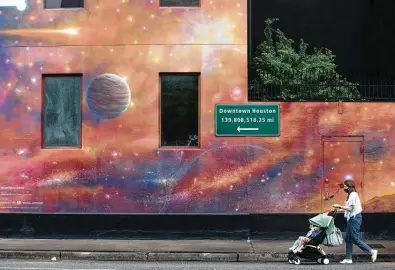  ?? Yi-Chin Lee / Staff photograph­er ?? A Mars-themed mural shows the distance from the red planet to downtown Houston, part of the Space City branding.