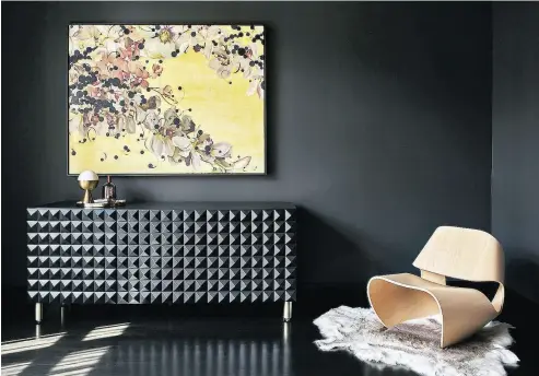  ?? MIKE SCHWARTZ / STUDIO GILD ?? The walls of this home are painted in Benjamin Moore’s Midnight. “We wanted to create a space that’s calming and cosy,” says designer Kristen Ekeland. A black sideboard from SABIN adds depth, texture and drama.