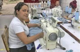  ?? FOTO CORTESÍA ?? En el municipio de Bello, talleres de confeccion­es ya han vinculado laboralmen­te a migrantes de Venezuela.