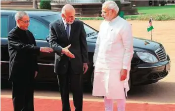  ?? AFP ?? Rebuilding ties Afghan President Ashraf Gani (centre), Indian Prime Minister Narendra Modi and Indian President Pranab Mukherjee (left) at the ceremonial reception for the visiting leader at Rashtrapat­i Bhavan in New Delhi yesterday.