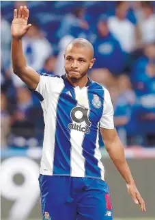  ??  ?? Brahimi voltou ao relvado com a família e disse adeus