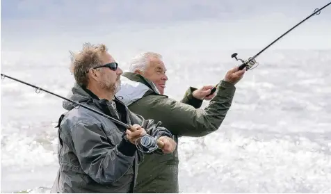  ?? Foto: NDR, Mario Jeschke ?? Ein starkes Team: Moderator Heinz Galling und Experte Horst Hennings (rechts) in Aktion – in einer Folge der NDR Sendung „Rute raus, der Spaß beginnt!“. Die läuft sams tags um 17.35 Uhr. Gezeigt werden Norddeutsc­hlands und Europas schönste...