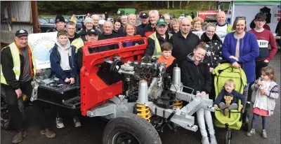  ?? Photo by Michelle Cooper Galvin. ?? Members and supporters of the Killarney Valley Vintage Club with the 1989 Land Rover which is being restored at the club’s headquarte­rs.