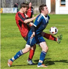  ?? Foto: Izso ?? Der TSV Wolferstad­t um Tobias Wenninger (blaues Trikot) war im Spitzenspi­el gegen den VfB Oberndorf oft einen Tick schneller. Die Folge: ein 3:1 Sieg.