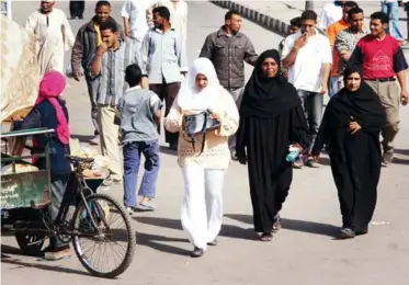  ??  ?? La place des femmes a changé dans les sociétés arabes ; diplômées, elles se marient plus tard et ont moins d’enfants.