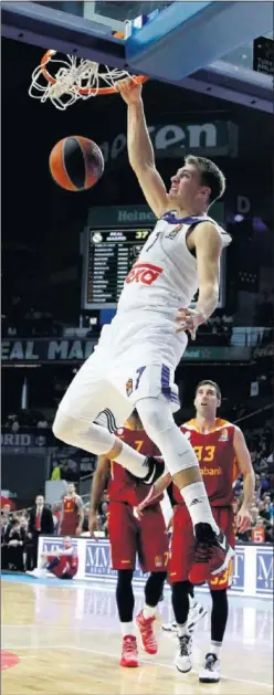  ??  ?? LA JUGADA DE LA NOCHE. Luka Doncic machaca ante el Galatasara­y.