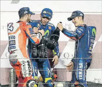  ?? NOUSHAD THEKKAYIL / EFE ?? Con cava sin
alcohol. Maverick Viñales, a la derecha, brinda por su victoria en el podio
con Valentino Rossi y Andrea Dovizioso, los pilotos que le siguieron en la carrera