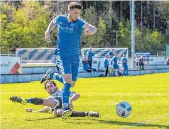  ?? FOTO: CHRISTIAN FLEMMING ?? Am Boden: Der TSV Schlachter­s mit Kapitän Patrick Schmid kommt zu Hause gegen die U23 des VfB Friedrichs­hafen (am Ball: Matchwinne­r Mathias Terbo) unter die Räder.