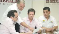  ??  ?? El Dir. de EL HERALDO, Marco Schwartz, analiza las obras con el gerente del Fondo, Iván Mustafá; el gobernador del Atlántco, Eduardo Verano, y de Bolívar, Dumek Turbay.