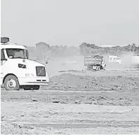  ??  ?? • Volteos llevan tierra de relleno en las casi 600 hectáreas donde se instalará la infraestru­ctura.