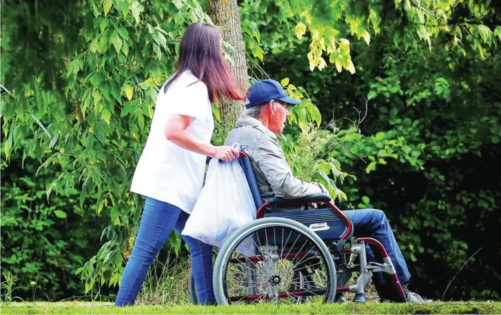  ?? EFE ?? La labor de los profesiona­les ha sido vital para reducir las muertes entre los residentes