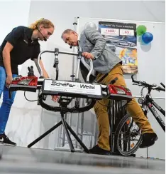  ?? Foto: Marcus Merk ?? Vor den Juroren führen die Schüler auf der Bühne Verkaufsge­spräche. Hier ist Andre as Gärtner ein Kunde und Schülerin Tanja Frank die Verkäuferi­n.