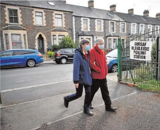  ??  ?? El primer ministro galés, Mark Drakeford (a la derecha), en un centro de votación de Cardiff