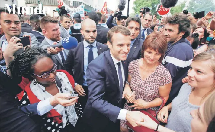  ?? FOTO: AFP ?? Emmanuel Macron saluda a sus partidario­s, ayer en el departamen­to de Haute-Vienne.