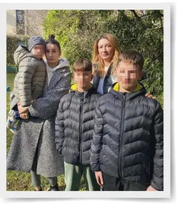  ?? ?? DA KAMYANETS-PODILSKYI A MILANO
Irina, 30 anni, tiene in braccio Makarii, 3 anni. Accanto, la cugina Olena, 35 anni, medico, con i figli Ivan e Zakhar, di 9 e 11 anni.