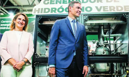  ?? EUROPA PRESS ?? La ministra de Transición Ecológica, Teresa Ribera, y el presidente del Gobierno, Pedro Sánchez, en una planta de hidrógeno verde
