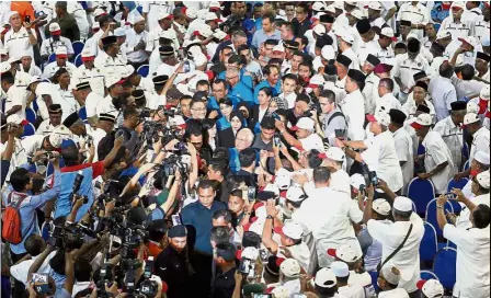  ??  ?? Overwhelmi­ng support: Najib with Hishammudd­in being greeted by attendees of the Armed Forces Veterans Gathering at the MINES exhibition centre. — AZHAR MAHFOF/ The Star