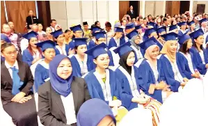  ??  ?? SEBAHAGIAN graduan daripada 130 graduan yang menerima Diploma Pendidikan Awal Kanak-kanak Kolej Sidma Sabah.