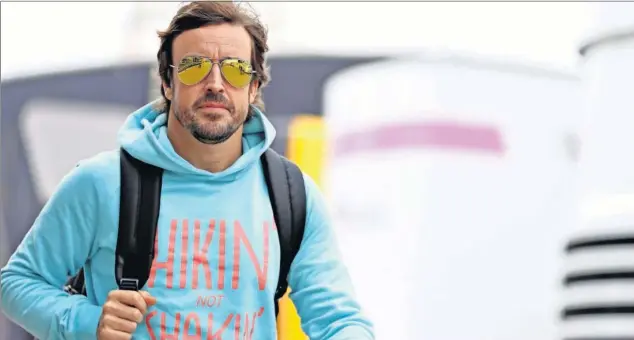  ??  ?? Fernando Alonso camina por el paddock del Circuito de Montmeló, escenario del GP de España que forma parte del Mundial de Fórmula 1.