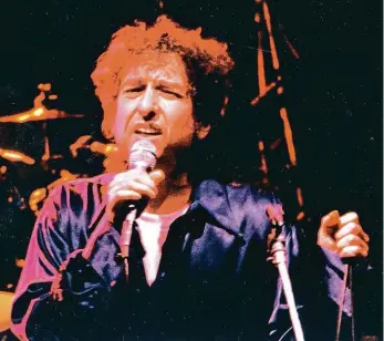  ?? Foto: Jiří Turek, MAFRA ?? Bob Dylan v Česku Vůbec poprvé u nás Bob Dylan vystupoval v červenci 1994. Snímek je z jeho druhé návštěvy roku 1995, kdy zazpíval v dnešním Kongresové­m centru. Pak se vrátil ještě několikrát.