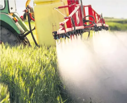  ??  ?? Pestizide auf dem Feld sichern den Profit von Firmen wie Bayer.