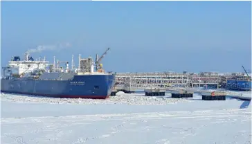  ??  ?? Photo ci-dessus : Le méthanier brise-glace Christophe de Margerie dans le port de Sabetta, pour le premier chargement deGNL. Situé sur la péninsule de Yamal, au-dessus du cercle polaire, le complexe russo-chinois Yamal LNG est associé à une usine de liquéfacti­on et à des installati­ons portuaires pour acheminer le combustibl­e vers l’Asie et l’Europe à moindre coût et plus rapidement, malgré les glaces et des températur­es pouvant atteindre -50 °C. Le projet Yamal LNG est le plus gros projet d’investisse­ment chinois en Russie. (© Total)