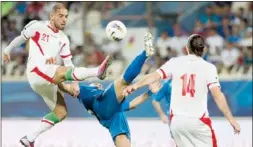  ?? (الأزرق. كوم) ?? طلال نايف يبعد الكرة من امام لاعب وسط ايران سيد أشكان