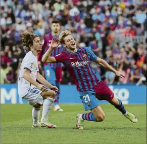  ?? FOTO: P. MORATA ?? De Jong, en una pugna con Modrid, durante el Clásico en el que cayó lesionado