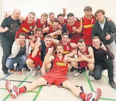  ?? FOTO: UWE MISERIUS ?? So sehen Sieger aus: Marc Rass (vorne) und die Basketball­er von Fast-Break Leverkusen feiern den Aufstieg in die 2. Regionalli­ga.