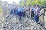  ?? HT PHOTOS ?? A fracture in track (top) caused the accident; (above) officials inspecting the site.