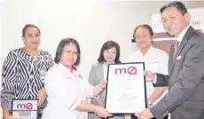  ??  ?? Stephen (second right) witnesses Rundi (second left) presenting the mQuit certificat­e to Cheah (right) during the centre’s launch at Gleneagles Kota Kinabalu yesterday.