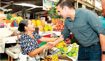  ??  ?? Celebració­n. En el Mercado Central, el alcalde de San Salvador celebró el Día de la Madre.