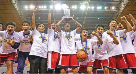  ?? DIKA KAWENGIAN/JAWA POS ?? MENANG SERU: Tim SMAN 1 Blitar merayakan kemenangan atas SMA St Louis Surabaya dalam final Honda DBL East Java Series 2016 di DBL Arena tadi malam.