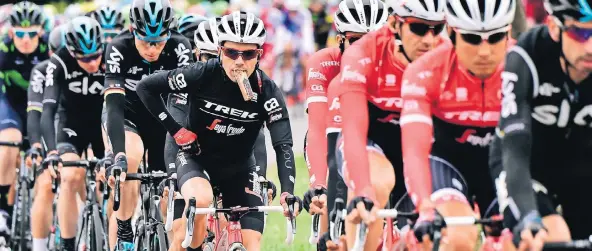  ?? FOTO: AFP ?? 4. Juni 2017: André Cardoso (mit Fitnessrie­gel im Mund) bei einer Etappe rund um Saint-Etienne bei der Rundfahrt Critérium du Dauphiné.