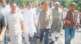  ?? VINAY KUMAR SANTOSH/HT ?? Ousted chief minister Harish Rawat with his MLAs.