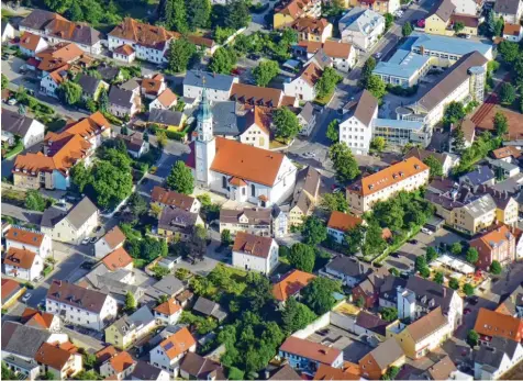  ?? Foto: Josef Stöhr ?? Das Zentrum von Mering vom Heißluftba­llon aus: In der Mitte ist die Kirche St. Michel zu sehen, dahinter das Papst Johannes Haus, das mit weiteren Gebäuden zugunsten ei nes neuen Bürger und Gemeindeze­ntrums abgerissen werden könnte.