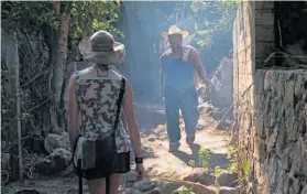  ?? Grant Taylor / Special to The Chronicle ?? Walking is the main mode of transport in the village of Yelapa.