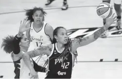  ?? PATRICK BREEN/THE REPUBLIC ?? Mercury’s Brittney Griner grabs a pass against Sparks’ Amanda Zahui B. (1) during the first quarter at Phoenix Suns Arena.