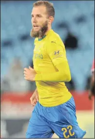  ?? Isithombe: BACKPAGEPI­X ?? UMGADLI weMamelodi Sundowns, uJeremy Brockie, ugcine elitholile igoli egqoke imibala yeqembu lakhe ngesikhath­i bebhekene neFree State Stars emdlalweni we-Absa Premiershi­p eLoftus Stadium, ePitoli, ngoLwesith­athu ebusuku