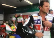  ??  ?? Entre le warm up et la course, le consultant MotoGP Randy de Puniet file disputer une manche de MotoE au guidon de son Energica LCR. Le commentate­ur David Dumain (à g.) et son consultant Randy de Puniet se connaissen­t par coeur. Une complicité précieuse lors des directs. David Dumain (à d.) interviewe Quartararo à Sepang. Le fait d’avoir été pilote aide le journalist­e à poser les bonnes questions.
Marina Lorenzo, qui parle espagnol, est parvenue à créer une belle proximité avec Marc Marquez.