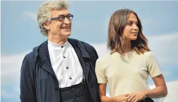  ?? FOTO: DPA ?? Die schwedisch­e Schauspiel­erin Alicia Vikander und der deutsche Regisseur Wim Wenders eröffnen mit ihrem Film „Submergenc­e“das Filmfestiv­al im baskischen San Sebastián.