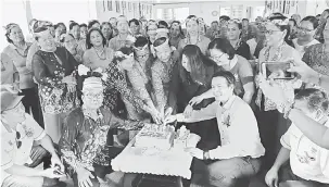  ??  ?? ULANG TAHUN: Dennis (duduk, kanan) bersama yang lain memotong kek sempena sambutan Ulang Tahun Ke-30 Persatuan Wanita Long Pilah kelmarin.