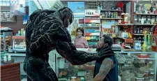  ??  ?? In azioneA sinistra, una scena di «Venom». A destra, Tom Hardy nella locandina del film di Ruben Fleischer, che in due settimane ha incassato nelle nostre sale oltre 6 milioni di euro