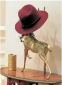  ?? // A. LOZANO ?? Sombrero de fieltro granate que descansa sobre una escultura en el salón de su casa de Nueva York