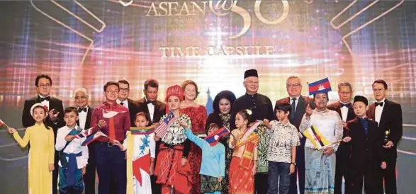  ?? [FOTO MOHAMAD SHAHRIL BADRI SAALI/BH] ?? Najib bersama Rosmah pada majlis Anugerah dan Makan Malam ASEAN@50 yang turut dihadiri Mustapa (belakang dua dari kanan) dan Munir (belakang empat dari kiri) di Kuala Lumpur, malam tadi.