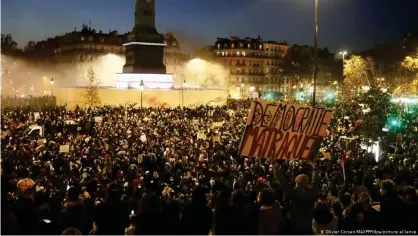  ??  ?? Демонстрац­ия против полицейско­го насилия в Париже