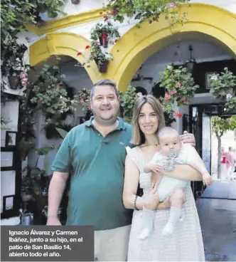  ?? ?? Ignacio Álvarez y Carmen Ibáñez, junto a su hijo, en el patio de San Basilio 14, abierto todo el año.