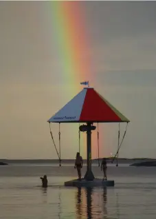  ?? FOTO: POPPE TAUCHER ?? Där regnbågen slutar … finns en regnbågska­rusell. Åtminstone på stranden i Hangö en vacker kväll i början av augusti.